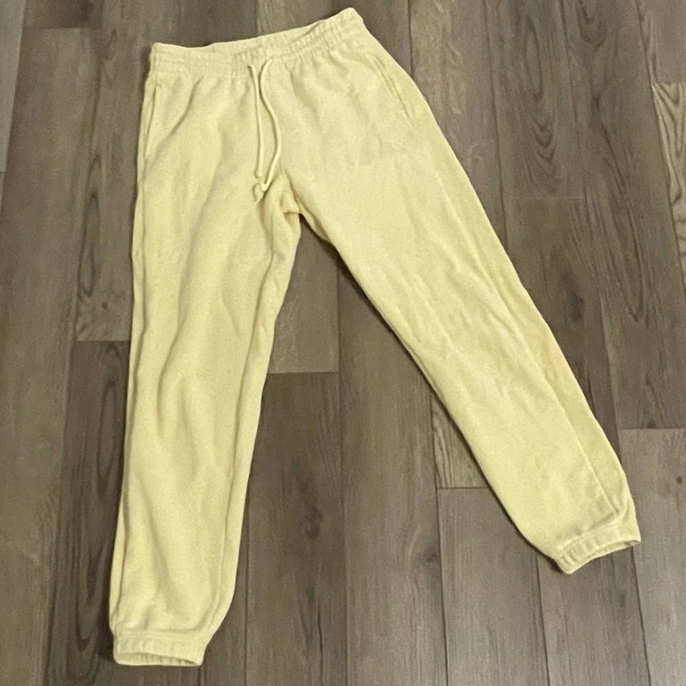 Aritzia Tna Cozy Fleece Boyfriend‎ sweatpants in a light yellow color